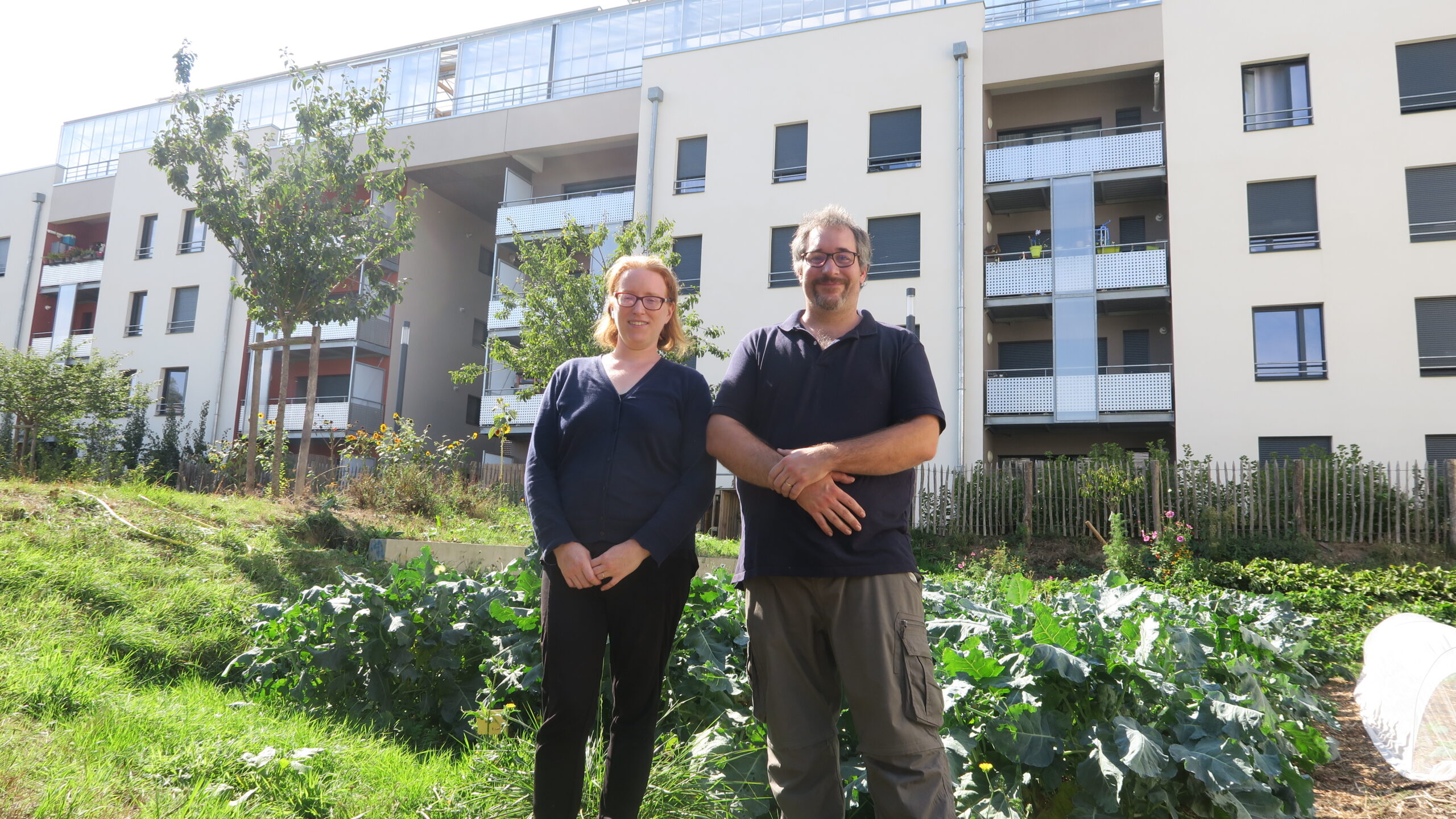 Les nouveaux maraichers devant la résidence Les Jardins Perchés